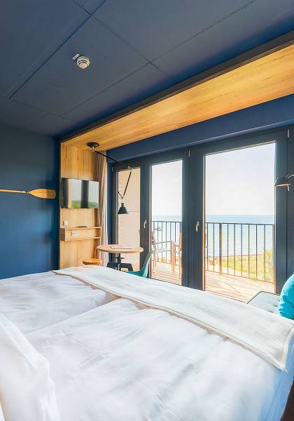 Entspannen Sie sich in unserem Ostseehotel und erleben Sie eine Auszeit der Extraklasse in einem unserer 124 lichterfüllten Zimmer, die alle einen atemberaubenden Blick auf die Lübecker Bucht bieten.